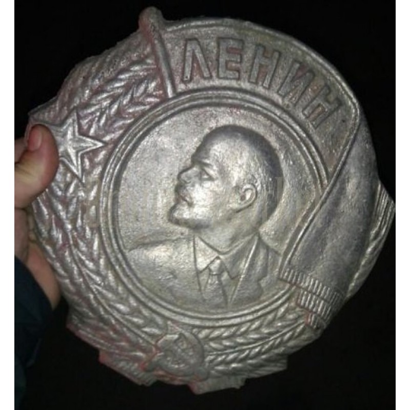 Барельеф Ленин