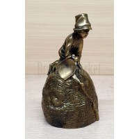 Колокольчик "Мальчик с совком на куле" Колокольчик "Мальчик с совком на куле"