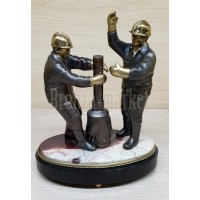 Статуэтка антикварная "Нефтяники (начало 2000-х)"