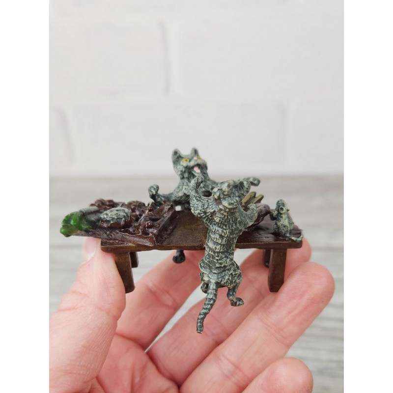 Кошки и мышонок за одним столом