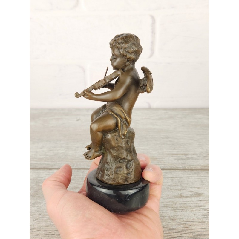 Амурчик музыкант со скрипкой