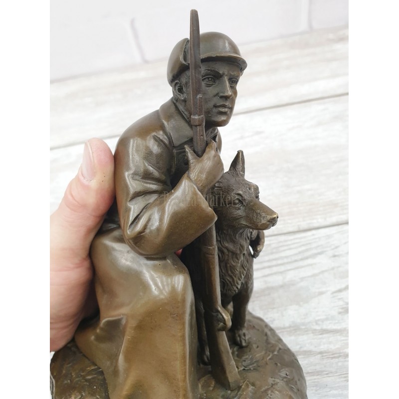 Пограничник с собакой