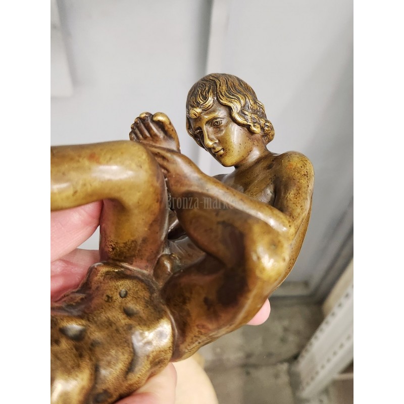 Юноша осматривает ногу (Германия 20е г.)