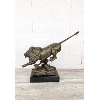 Лев атакующий
