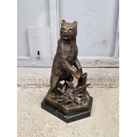 Медведь на задних лапах у пня Медведь на задних лапах у пня