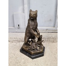 Медведь на задних лапах у пня