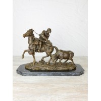Скульптура "Охотник и корова"