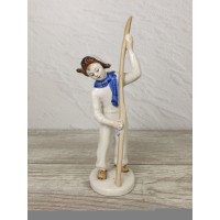 Школьник готовит лыжу Школьник готовит лыжу