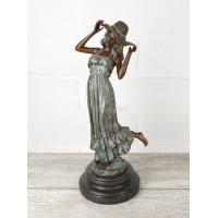 Курортница в шляпке
