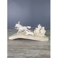 Статуэтка "На праздник" Статуэтка "На праздник"
