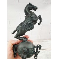 Конь на шаре Конь на шаре