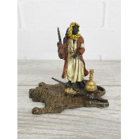 Арабский торговец на шкуре тигра