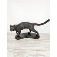 Кошка чёрная (на камне)