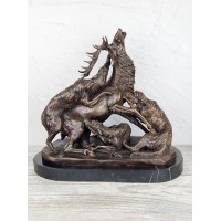 Волки рвут оленя